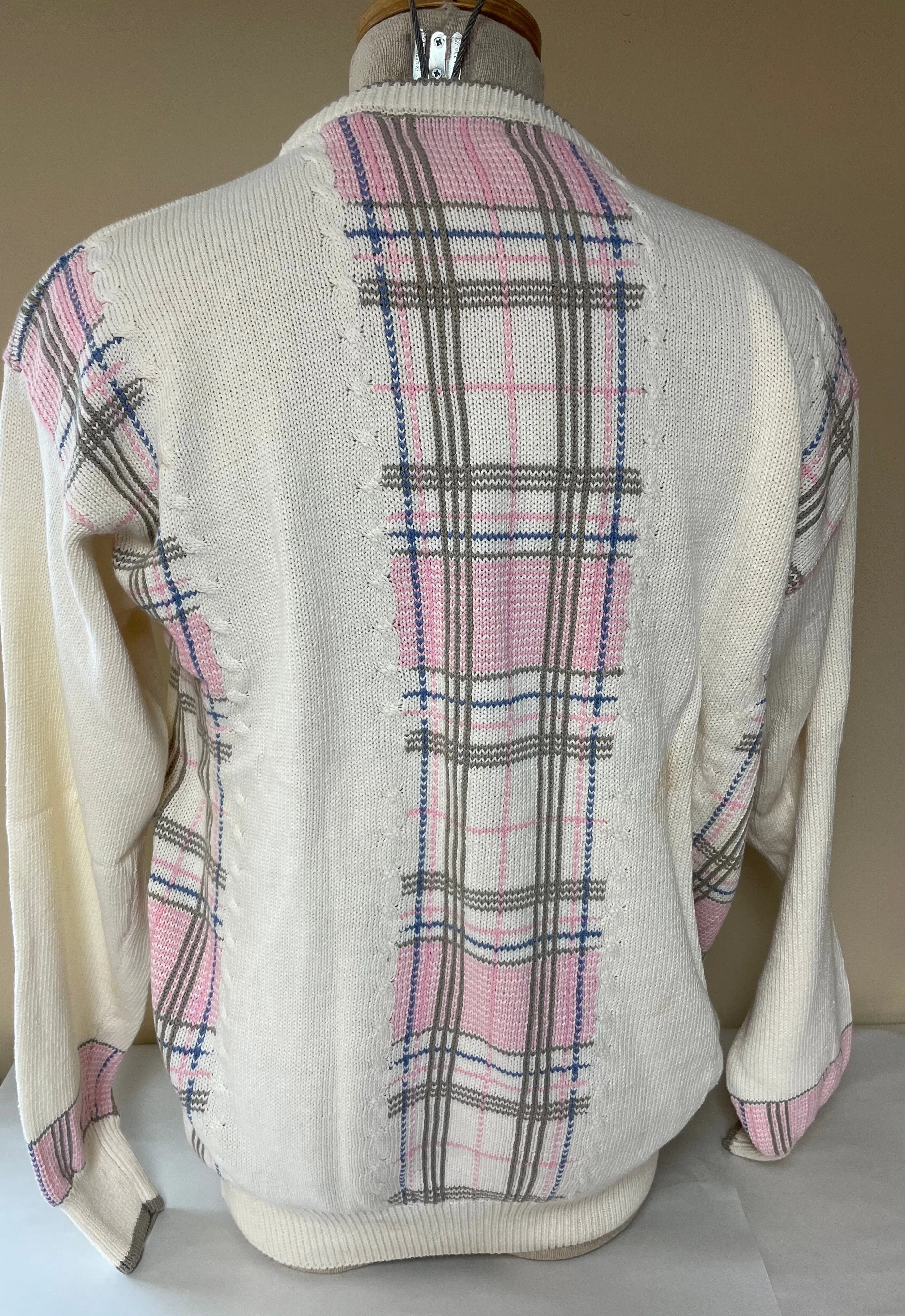 <€€ New Mens Large LaMode Sportswear Golf Sweater Intarsia Pink Gray & Blue Plaid Long Sleeve NWT